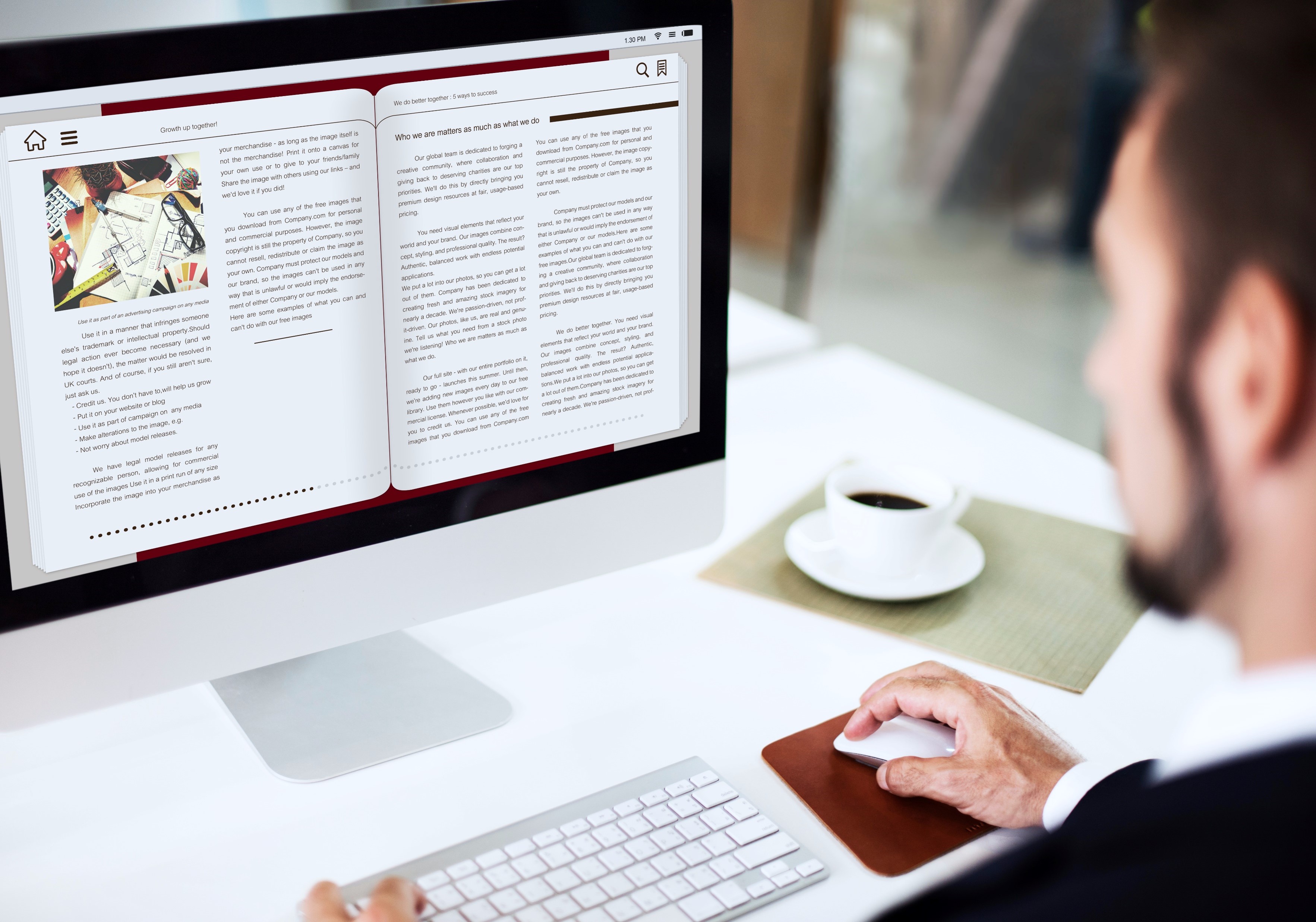 Mann am Comupter und liest einen Artikel