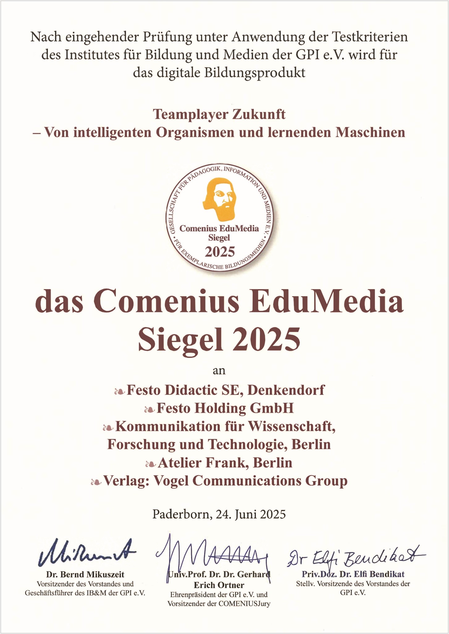 Das Bild zeigt eine Urkunde zur Verleihung des Comenius EduMedia Siegels 2025 an die Firma Festo Didactic SE für das Jugendbuch Teamplayer Zukunft: Von intelligenten Organismen und lernenden Maschinen, das Jugendliche an MINT-Fächer heranführen soll.